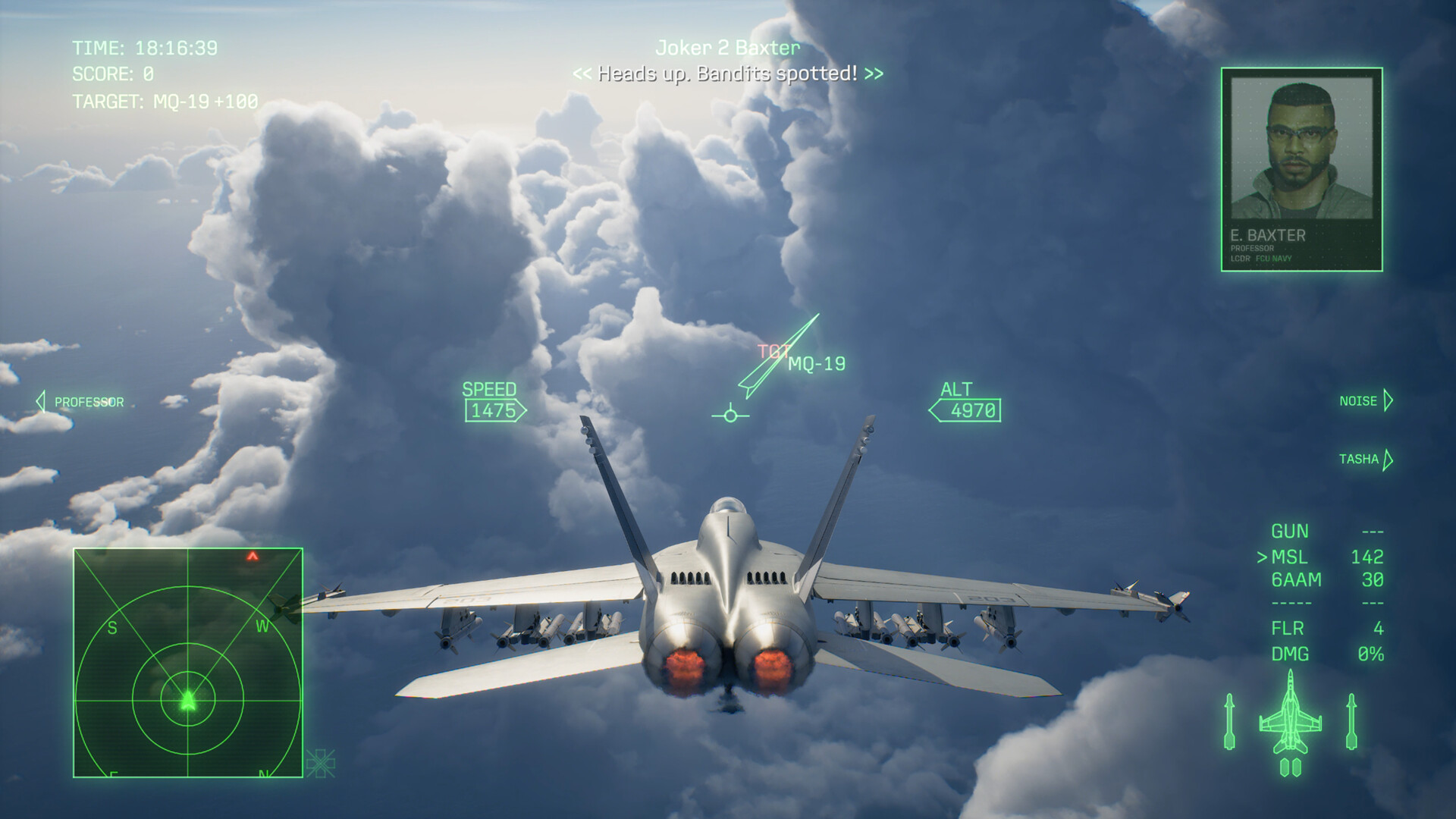 Un caza de ACE COMBAT 8 asciende entre nubes en capas mientras fija un dron MQ-19, con la radio del Joker Flight visible en el HUD