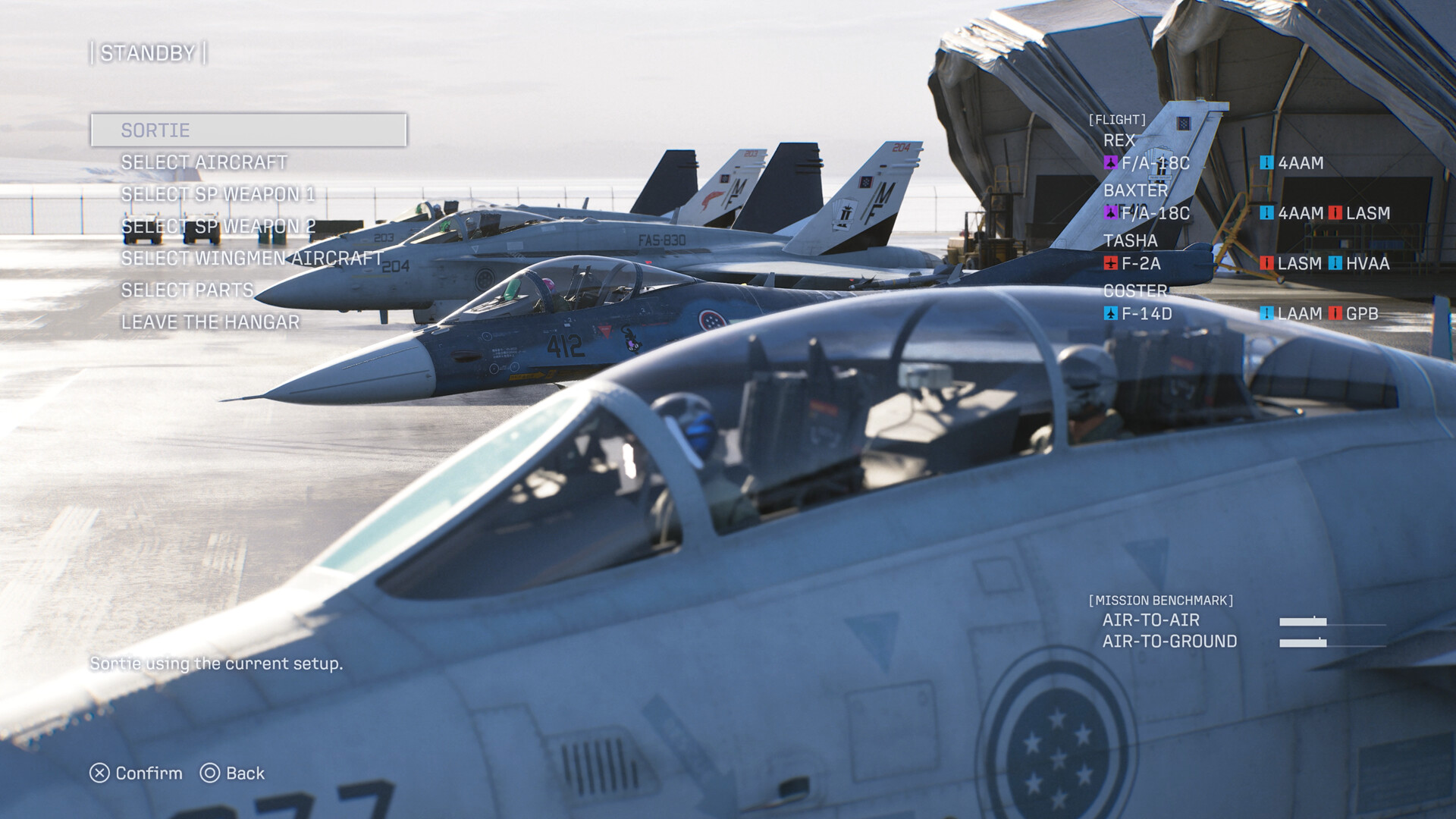 El menú de salida prepara tu vuelo con avión, armas especiales, compañeros y piezas antes de cada misión
